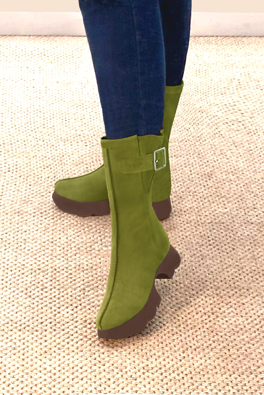 Pistachio green women's ankle boots with a zip on the inside. Round toe. Low rubber soles. Worn view - Florence KOOIJMAN